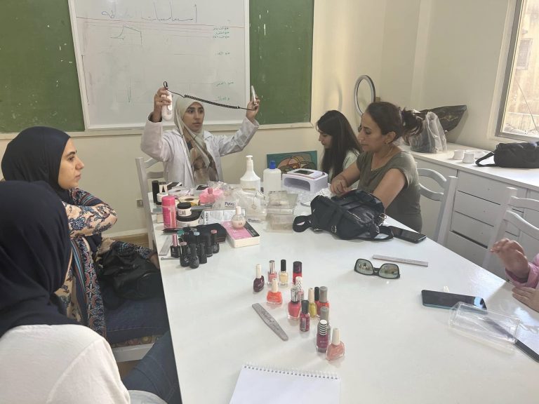 لقطات مميزة من دورة فنون الأظافر